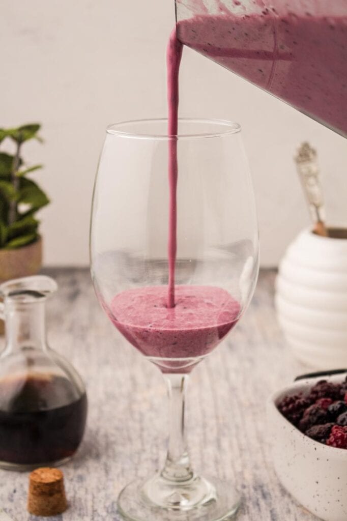 pouring the smoothie into the glass 