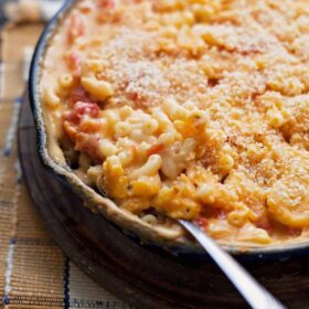 Baked macaroni and cheese takes another amazing direction change into a blend of the best grilled cheese and tomato soup combined.