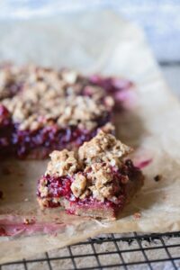 Healthier raspberry crumble bars you’ll dream about